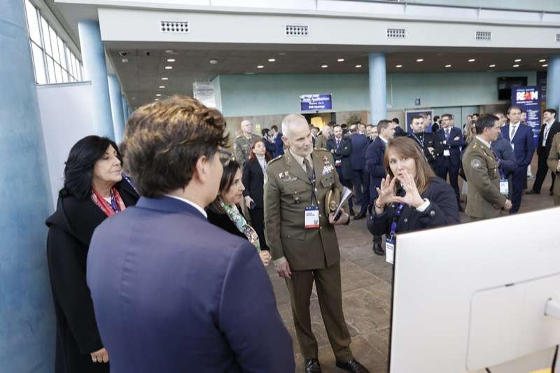 Mayte Tortosa explaining Proportione Aviaria to the Minister of Defence Margarita Robles at REAIM 2026, A Coruña